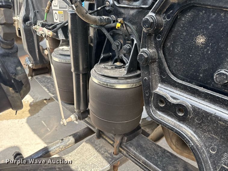 image for item DS3795 2019 Peterbilt 389 semi truck