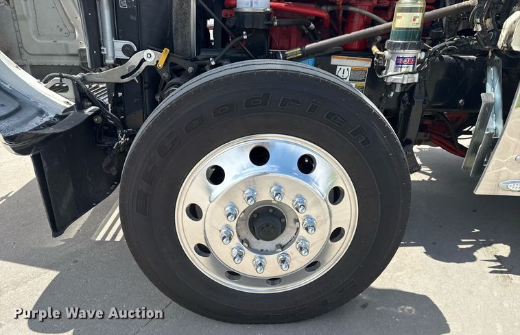 image for item DS3795 2019 Peterbilt 389 semi truck