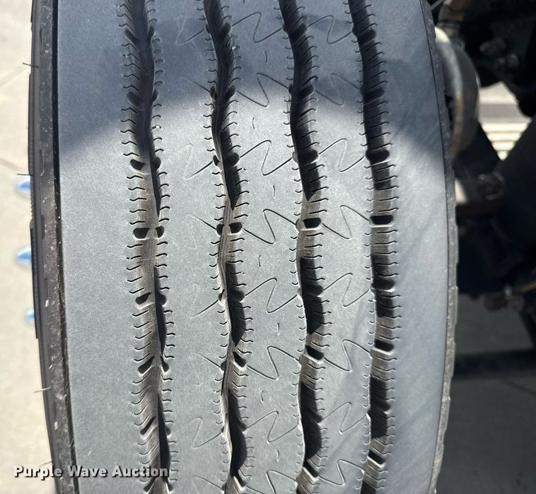 image for item DS3795 2019 Peterbilt 389 semi truck