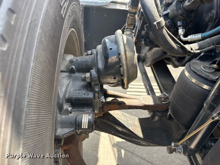 image for item DS3795 2019 Peterbilt 389 semi truck