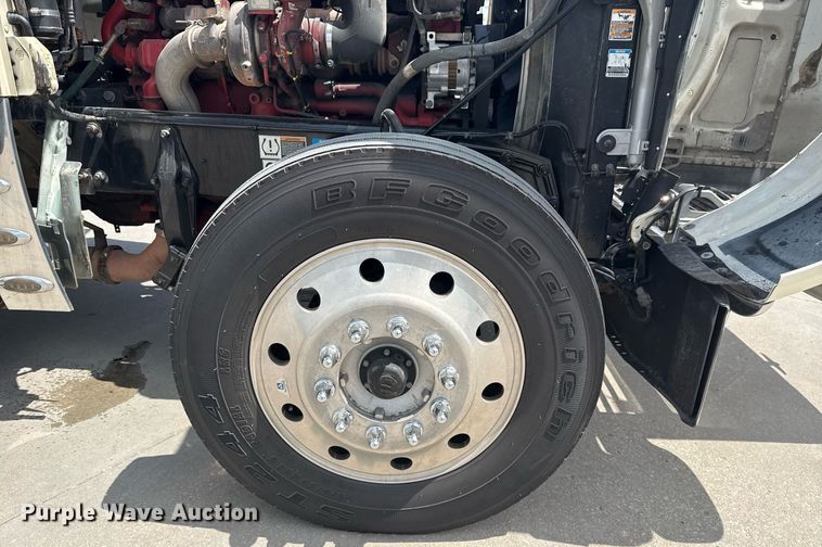 image for item DS3795 2019 Peterbilt 389 semi truck