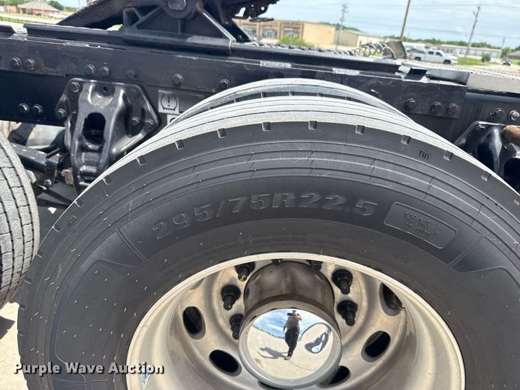 image for item DS3795 2019 Peterbilt 389 semi truck