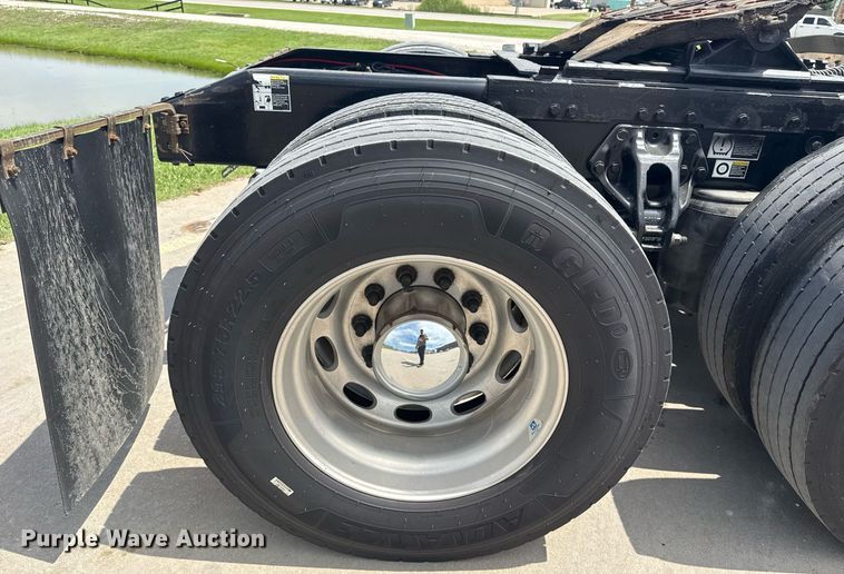 image for item DS3795 2019 Peterbilt 389 semi truck