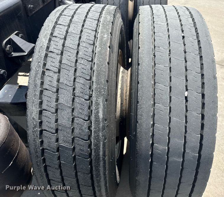 image for item DS3795 2019 Peterbilt 389 semi truck