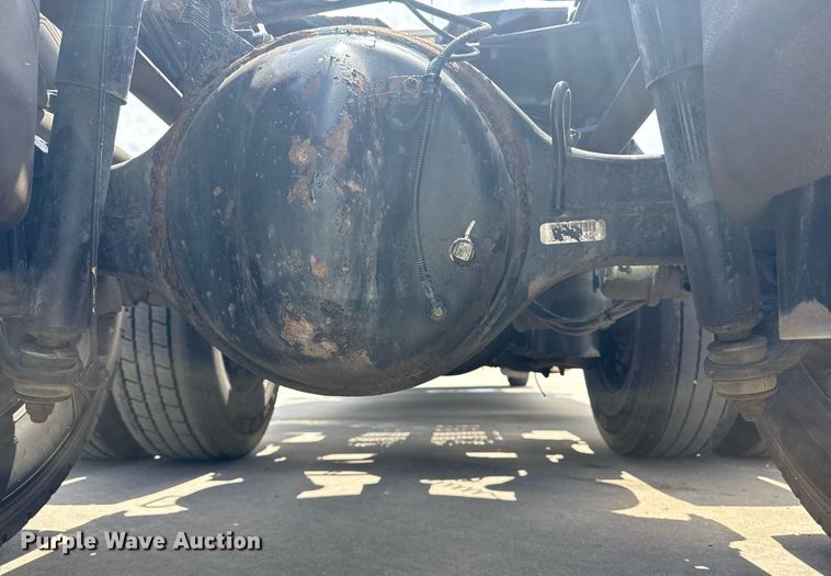 image for item DS3795 2019 Peterbilt 389 semi truck