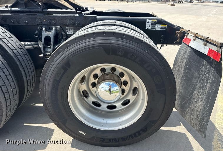 image for item DS3795 2019 Peterbilt 389 semi truck