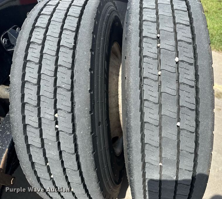 image for item DS3795 2019 Peterbilt 389 semi truck