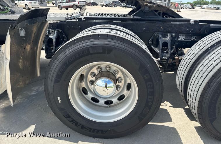 image for item DS3795 2019 Peterbilt 389 semi truck