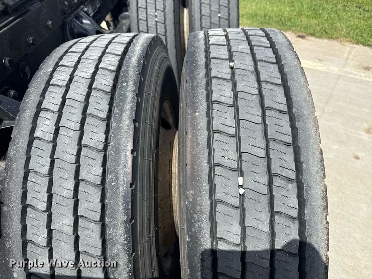 image for item DS3795 2019 Peterbilt 389 semi truck