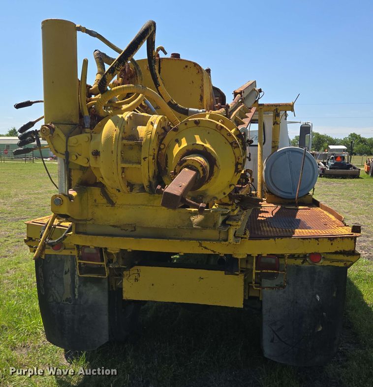 image for item DT4875 1985 International 1654 pressure digger truck