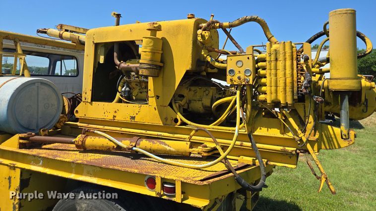 image for item DT4875 1985 International 1654 pressure digger truck