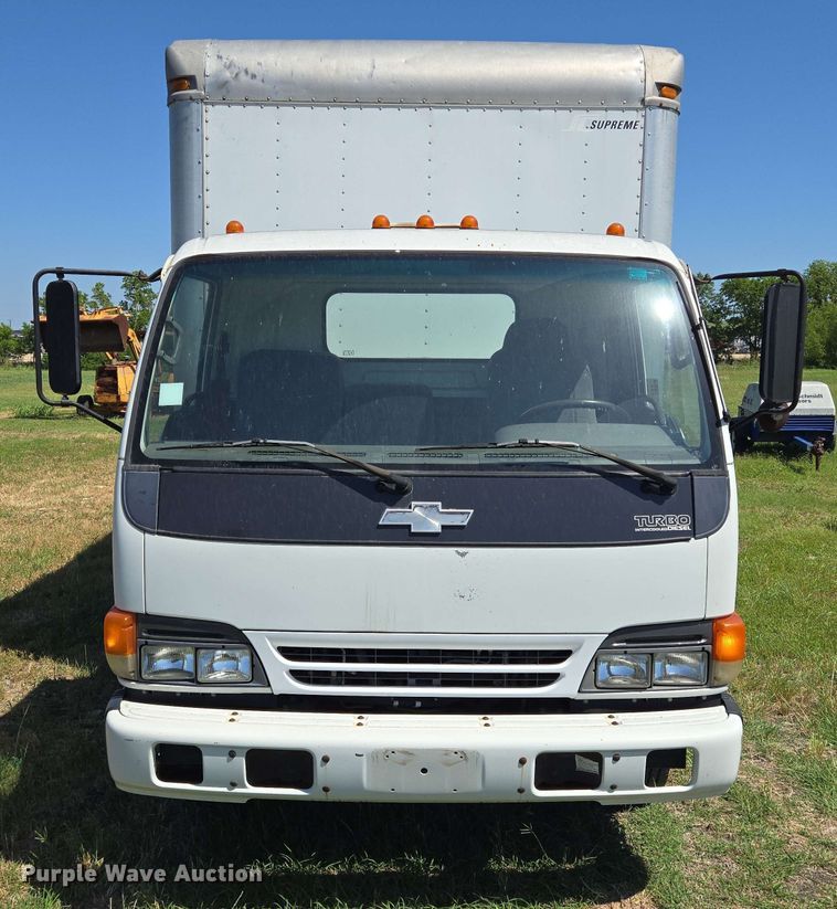 image for item DT4876 2004 Chevrolet W5500 box truck