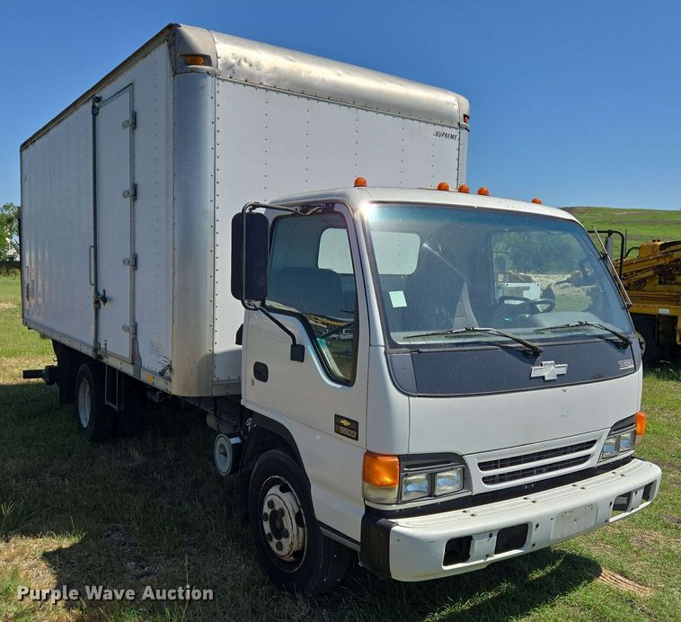 image for item DT4876 2004 Chevrolet W5500 box truck