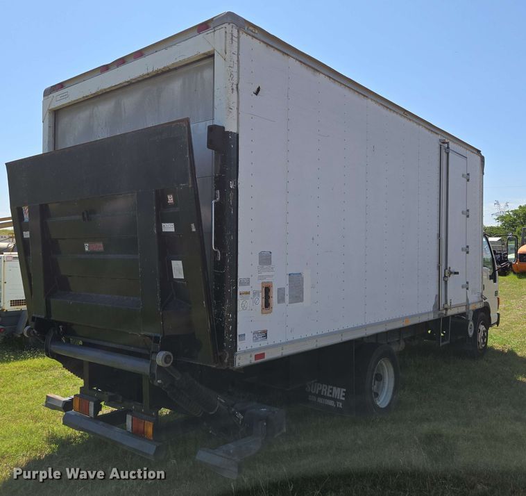 image for item DT4876 2004 Chevrolet W5500 box truck