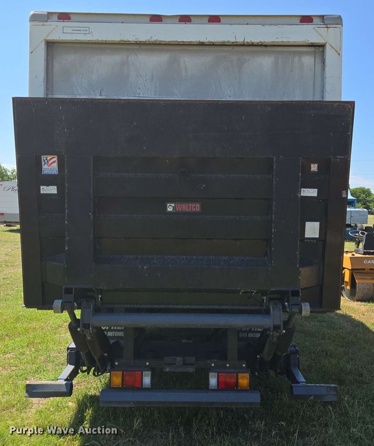 image for item DT4876 2004 Chevrolet W5500 box truck