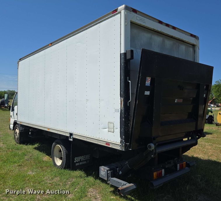 image for item DT4876 2004 Chevrolet W5500 box truck