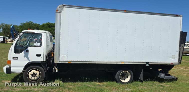 image for item DT4876 2004 Chevrolet W5500 box truck