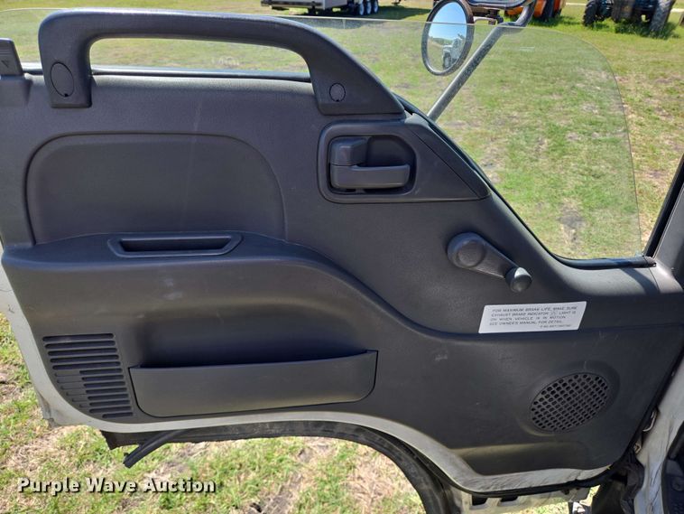 image for item DT4876 2004 Chevrolet W5500 box truck