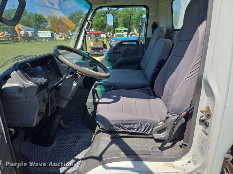 image for item DT4876 2004 Chevrolet W5500 box truck