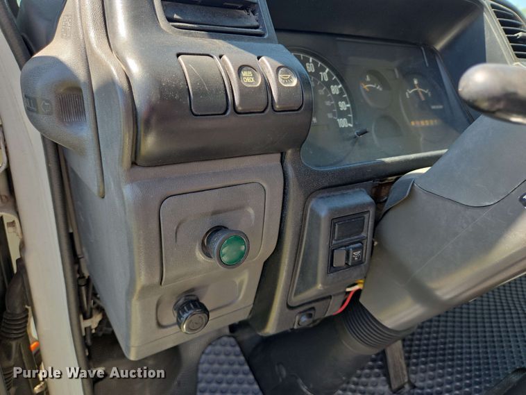 image for item DT4876 2004 Chevrolet W5500 box truck