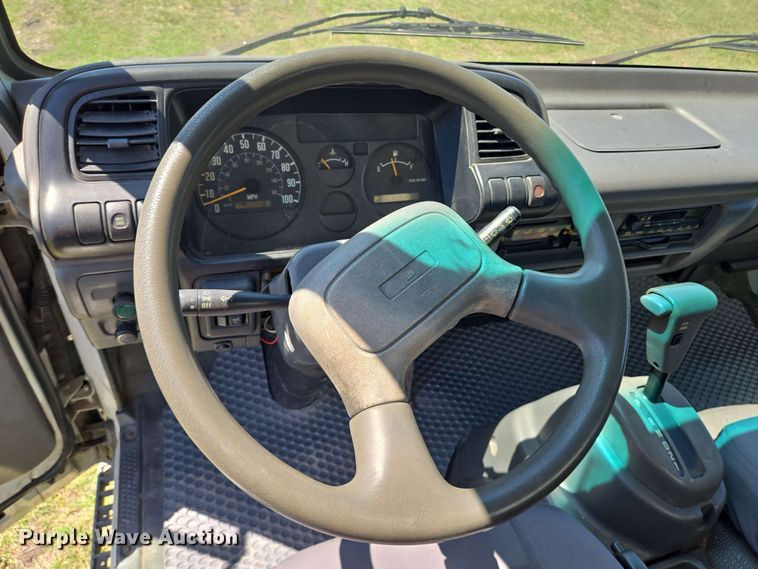 image for item DT4876 2004 Chevrolet W5500 box truck