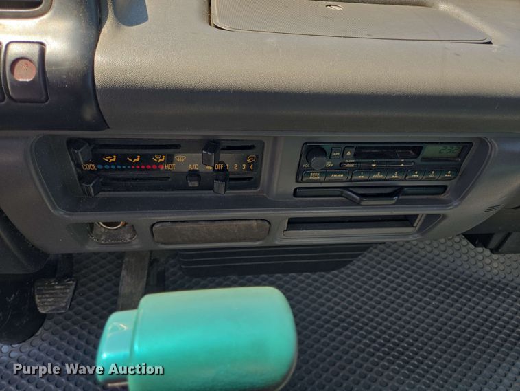 image for item DT4876 2004 Chevrolet W5500 box truck