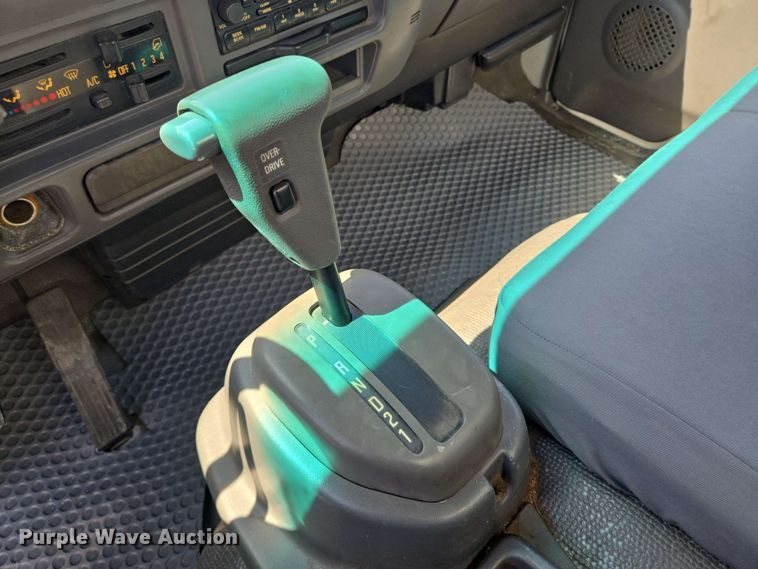 image for item DT4876 2004 Chevrolet W5500 box truck