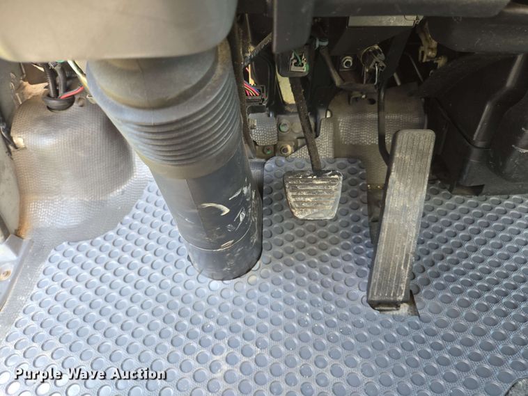 image for item DT4876 2004 Chevrolet W5500 box truck