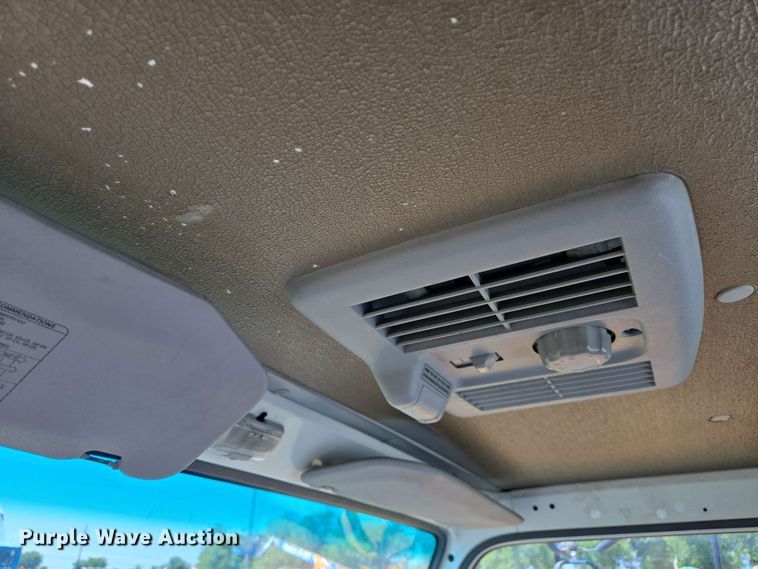 image for item DT4876 2004 Chevrolet W5500 box truck