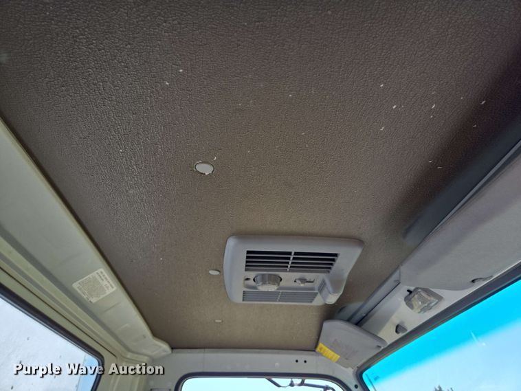 image for item DT4876 2004 Chevrolet W5500 box truck