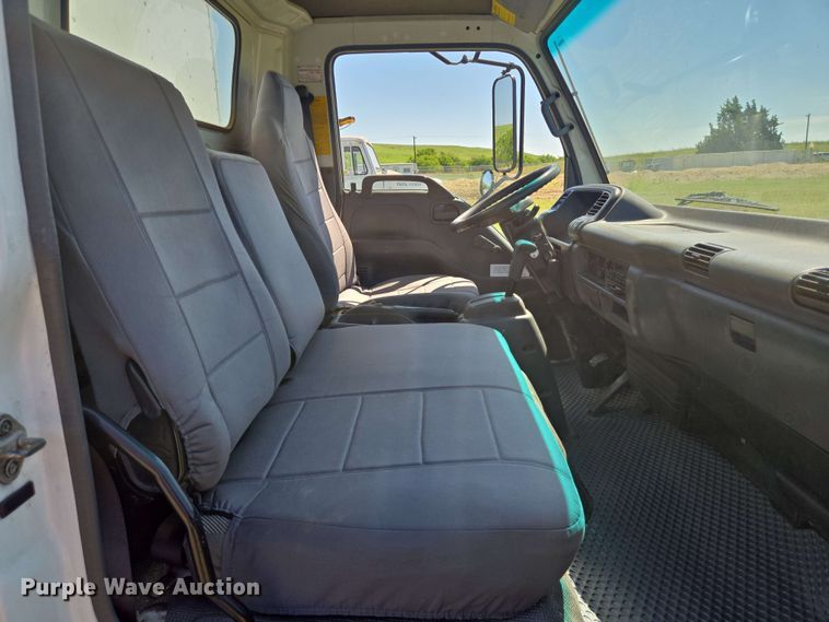 image for item DT4876 2004 Chevrolet W5500 box truck