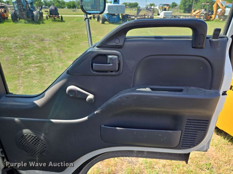 image for item DT4876 2004 Chevrolet W5500 box truck