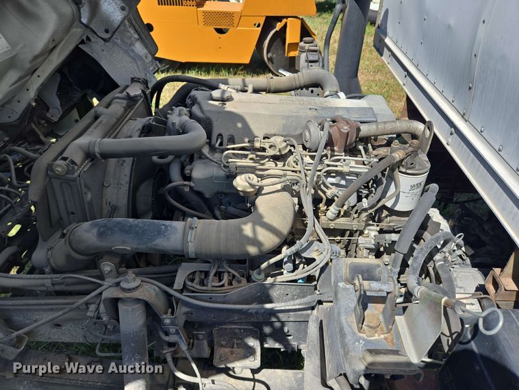 image for item DT4876 2004 Chevrolet W5500 box truck