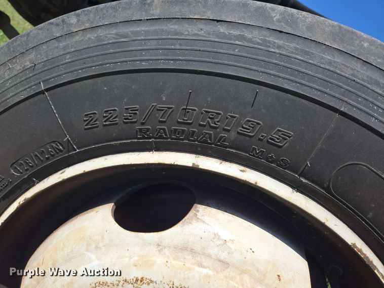 image for item DT4876 2004 Chevrolet W5500 box truck