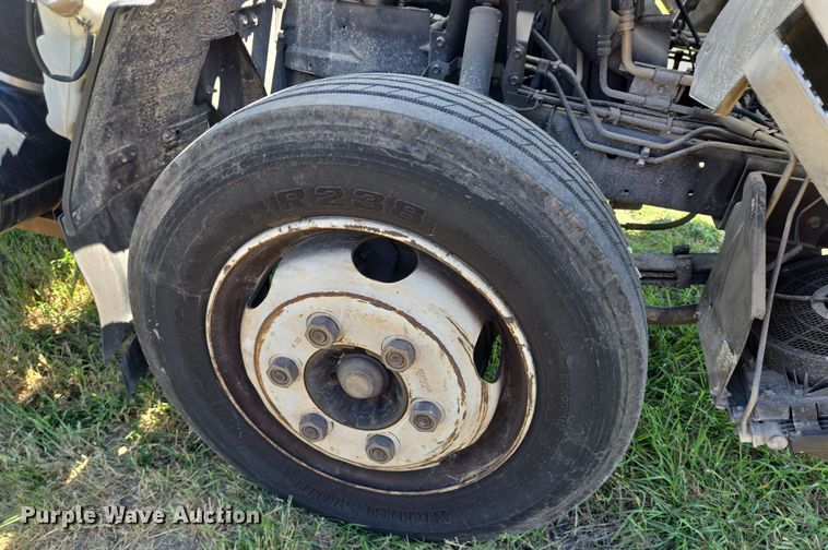 image for item DT4876 2004 Chevrolet W5500 box truck