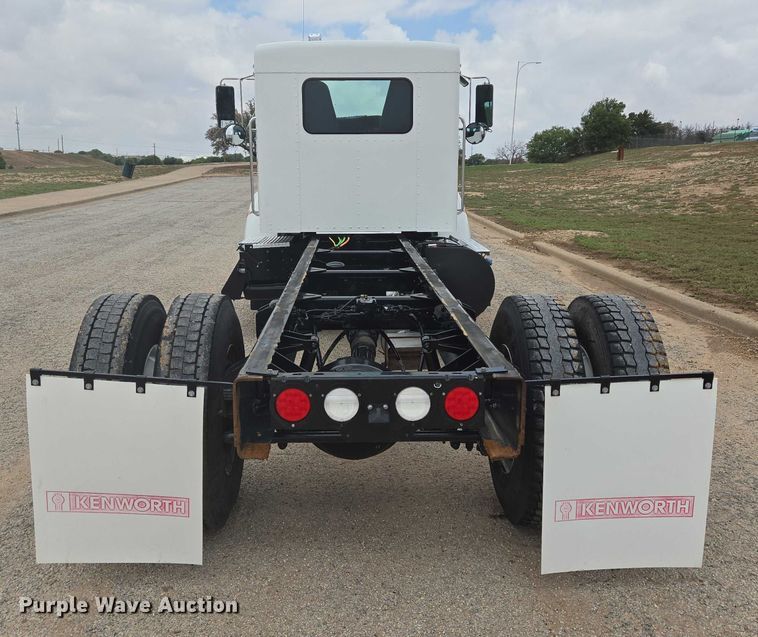 image for item DT4916 2013 Kenworth T370 truck cab and chassis