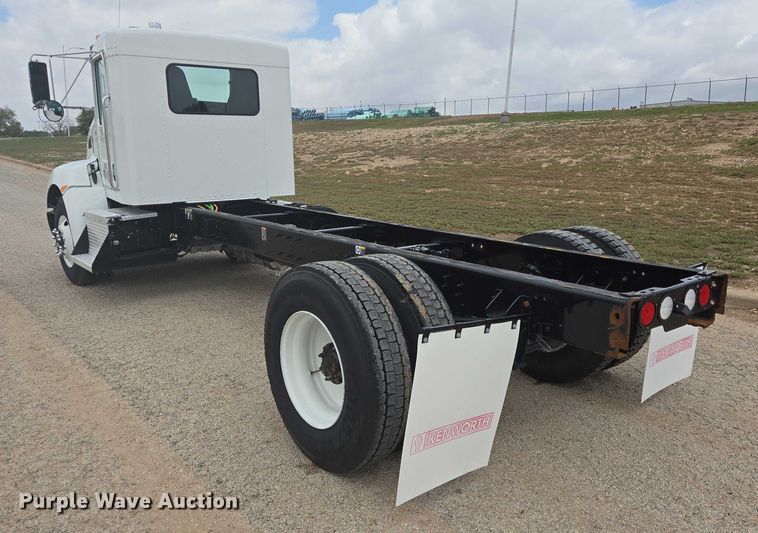 image for item DT4916 2013 Kenworth T370 truck cab and chassis