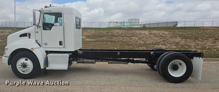 image for item DT4916 2013 Kenworth T370 truck cab and chassis