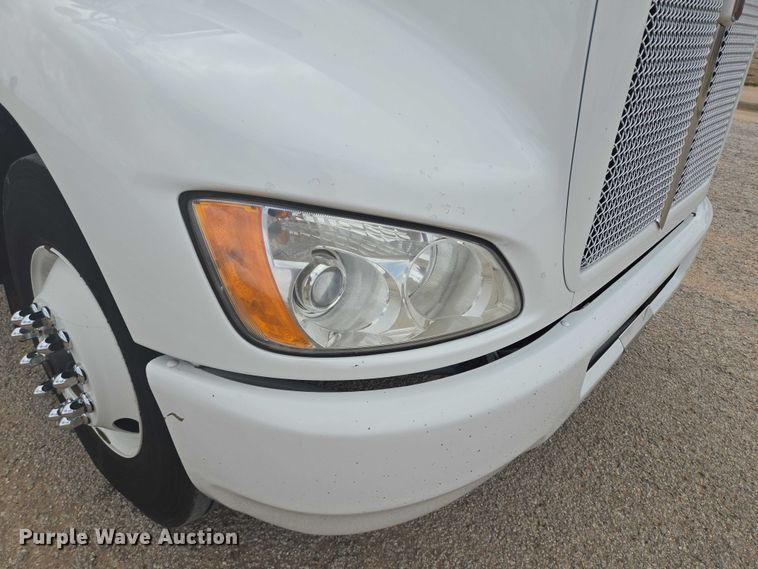 image for item DT4916 2013 Kenworth T370 truck cab and chassis