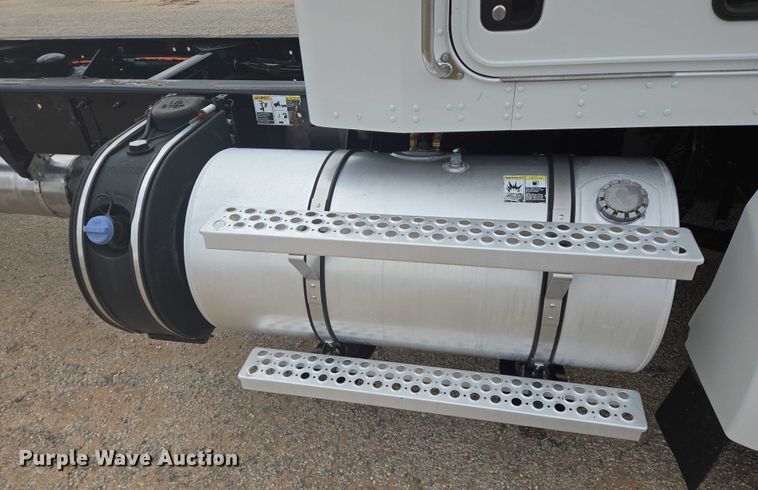 image for item DT4916 2013 Kenworth T370 truck cab and chassis