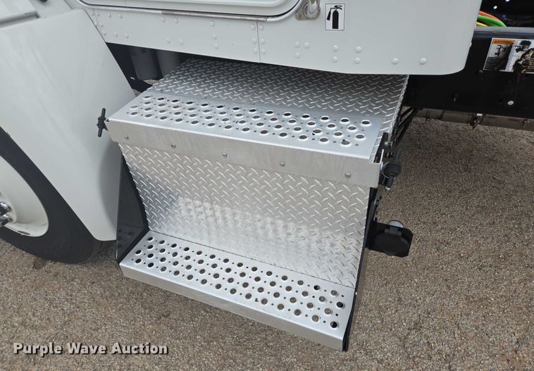 image for item DT4916 2013 Kenworth T370 truck cab and chassis