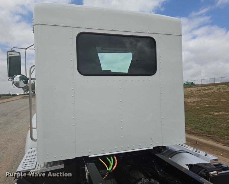 image for item DT4916 2013 Kenworth T370 truck cab and chassis