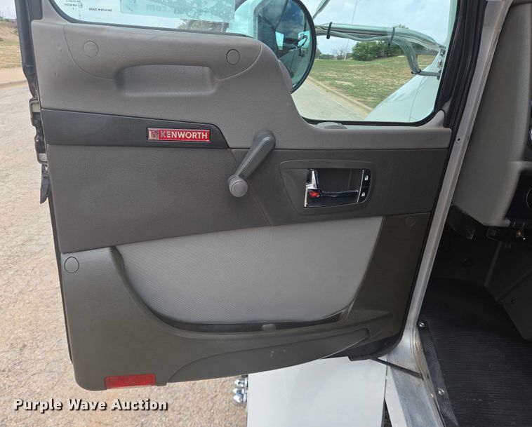 image for item DT4916 2013 Kenworth T370 truck cab and chassis