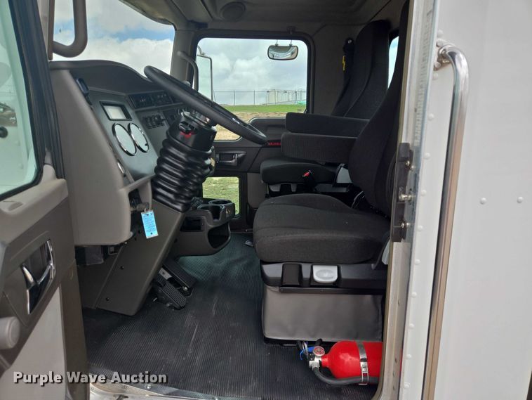 image for item DT4916 2013 Kenworth T370 truck cab and chassis