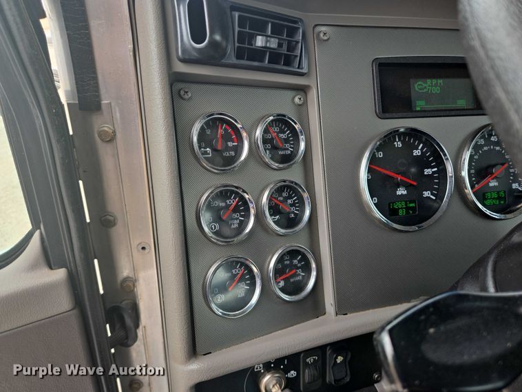 image for item DT4916 2013 Kenworth T370 truck cab and chassis