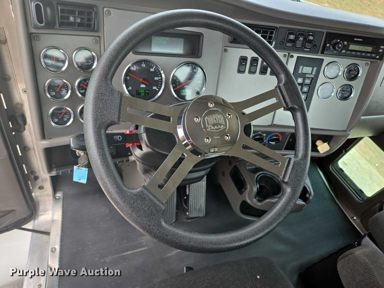 image for item DT4916 2013 Kenworth T370 truck cab and chassis