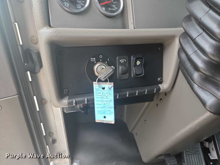 image for item DT4916 2013 Kenworth T370 truck cab and chassis