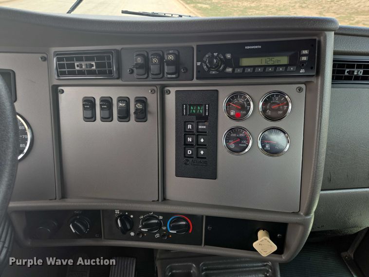 image for item DT4916 2013 Kenworth T370 truck cab and chassis