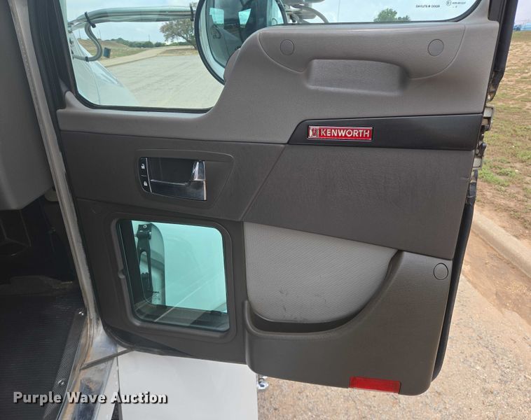 image for item DT4916 2013 Kenworth T370 truck cab and chassis