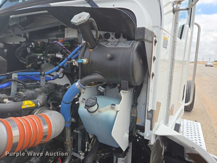 image for item DT4916 2013 Kenworth T370 truck cab and chassis